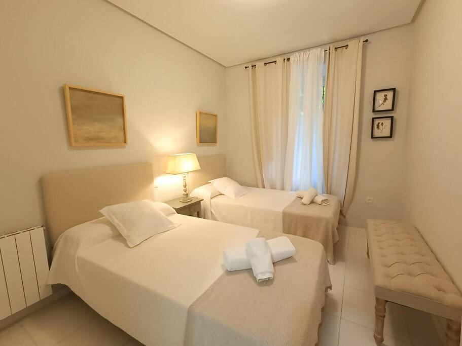 Appartamento Casa Aguila Casco Antiguo Patio Privado Caces Esterno foto