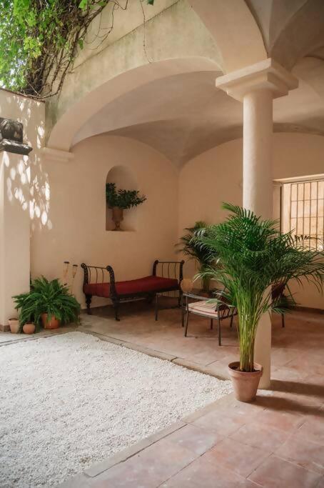 Appartamento Casa Aguila Casco Antiguo Patio Privado Caces Esterno foto
