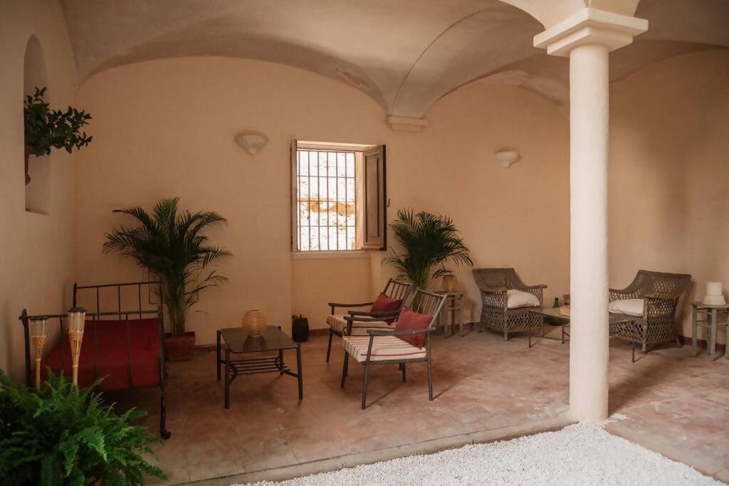 Appartamento Casa Aguila Casco Antiguo Patio Privado Caces Esterno foto