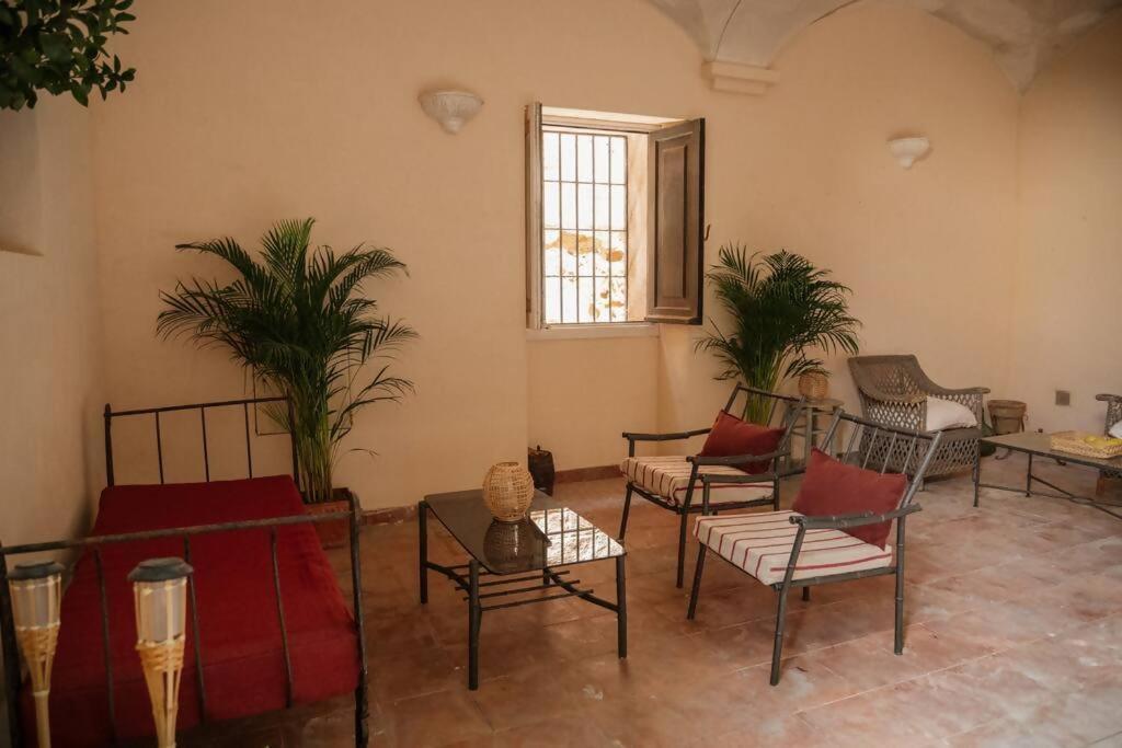 Appartamento Casa Aguila Casco Antiguo Patio Privado Caces Esterno foto