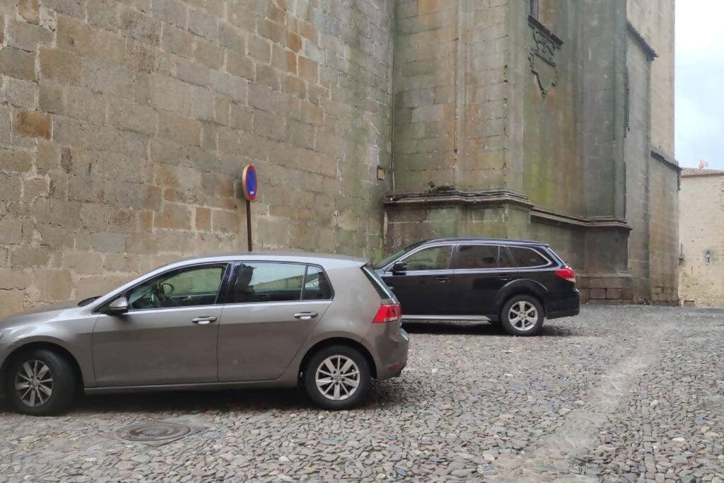 Appartamento Casa Aguila Casco Antiguo Patio Privado Caces Esterno foto