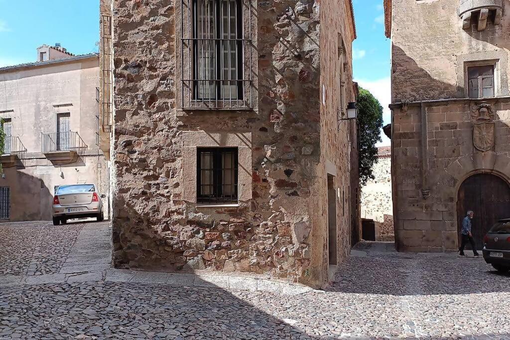 Appartamento Casa Aguila Casco Antiguo Patio Privado Caces Esterno foto